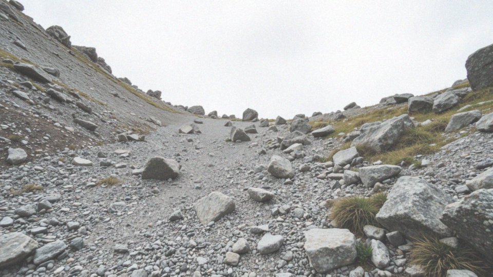Na jakie trudne trasy nadają się wysokie buty trekkingowe damskie?