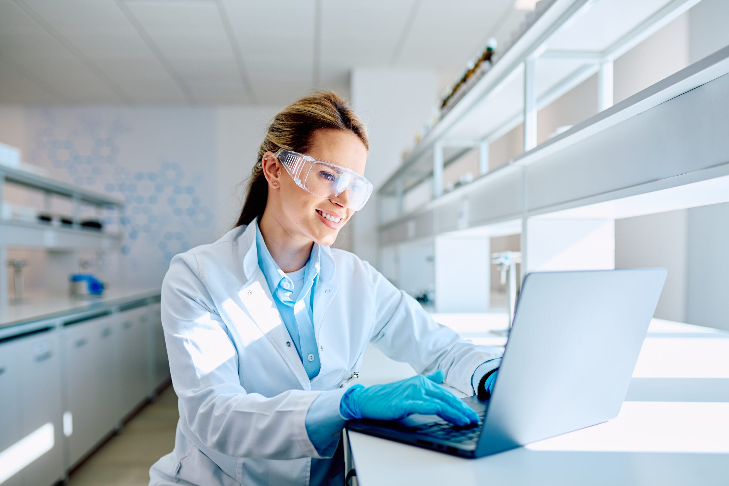 Cyfryzacja laboratorium krok po kroku – od papierowej dokumentacji do systemu LIMS